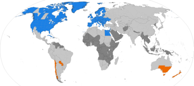 世界地图。欧洲、大部分北美洲、部分南美洲、澳大利亚东南部与少数其他地区实施夏时制。大部分赤道非洲与其他少数邻近赤道地区从不实施夏时制。其余地区则曾经实施夏时制。
